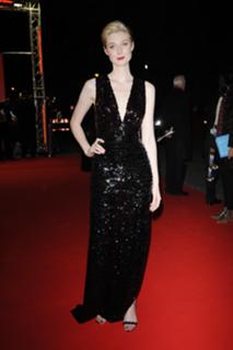 Elizabeth Debicki feet photo thumbnail