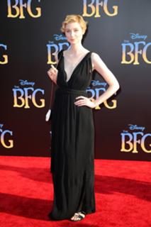 Elizabeth Debicki feet photo thumbnail