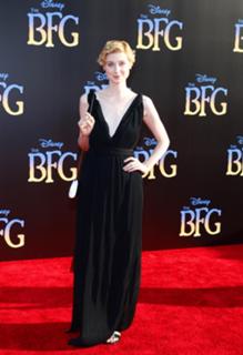 Elizabeth Debicki feet photo thumbnail