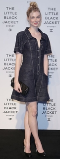Elizabeth Debicki feet photo thumbnail