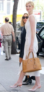 Elizabeth Debicki feet photo thumbnail