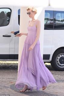 Elizabeth Debicki feet photo thumbnail