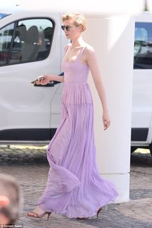 Elizabeth Debicki feet photo thumbnail