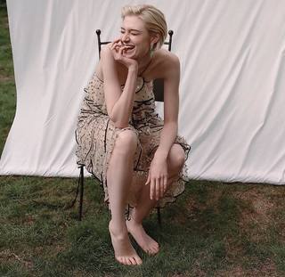 Elizabeth Debicki feet photo thumbnail
