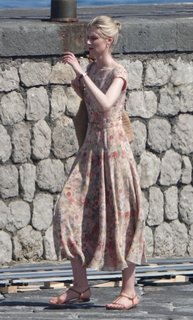 Elizabeth Debicki feet photo thumbnail