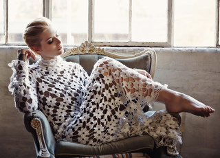 Elizabeth Debicki feet photo thumbnail