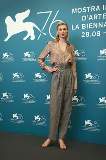Elizabeth Debicki feet photo thumbnail