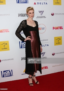 Elizabeth Debicki feet photo thumbnail