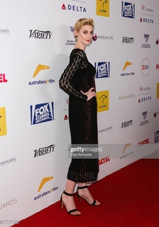 Elizabeth Debicki feet photo thumbnail