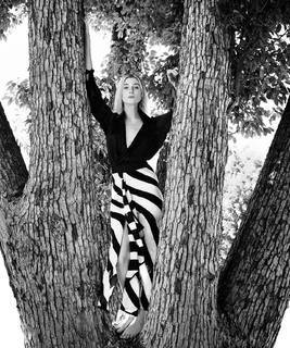 Elizabeth Debicki feet photo thumbnail