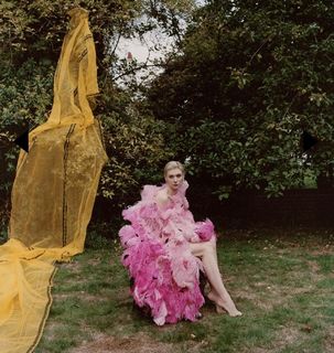 Elizabeth Debicki feet photo thumbnail