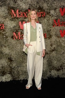 Elizabeth Debicki feet photo thumbnail