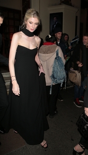 Elizabeth Debicki feet photo thumbnail