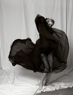 Elizabeth Debicki feet photo thumbnail