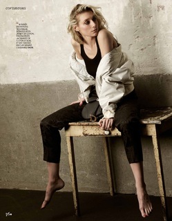 Elizabeth Debicki feet photo thumbnail