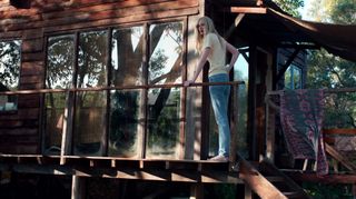 Elizabeth Debicki feet photo thumbnail