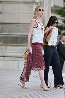 Elizabeth Debicki feet photo 1