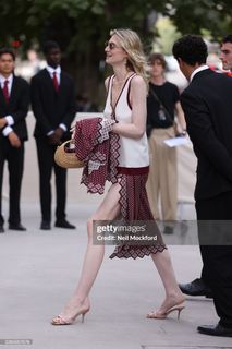 Elizabeth Debicki feet photo 5