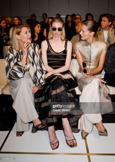 Elizabeth Debicki feet photo 1