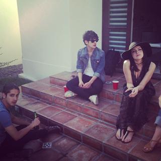 Elizabeth Gillies feet photo thumbnail