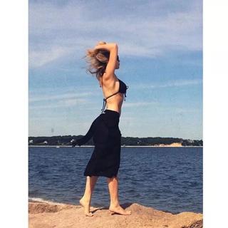 Elizabeth Gillies feet photo thumbnail
