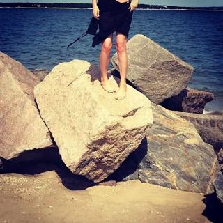 Elizabeth Gillies feet photo thumbnail