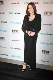 Elizabeth Gillies feet photo thumbnail