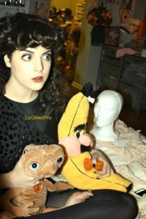 Elizabeth Gillies feet photo thumbnail