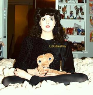 Elizabeth Gillies feet photo thumbnail