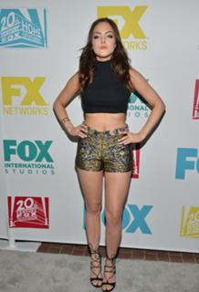 Elizabeth Gillies feet photo thumbnail