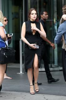 Elizabeth Gillies feet photo thumbnail