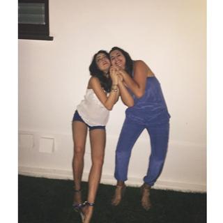 Elizabeth Gillies feet photo thumbnail