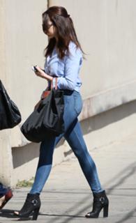 Elizabeth Gillies feet photo thumbnail