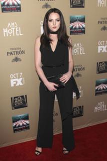 Elizabeth Gillies feet photo thumbnail