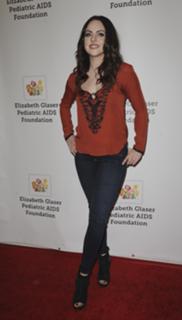 Elizabeth Gillies feet photo thumbnail