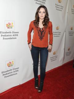 Elizabeth Gillies feet photo thumbnail