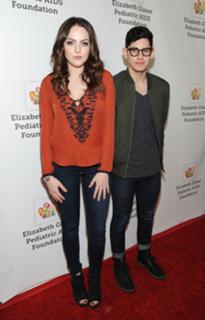 Elizabeth Gillies feet photo thumbnail