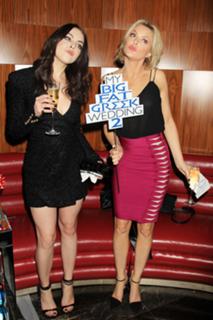 Elizabeth Gillies feet photo thumbnail