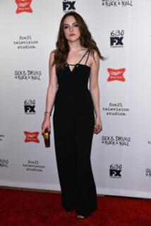 Elizabeth Gillies feet photo thumbnail