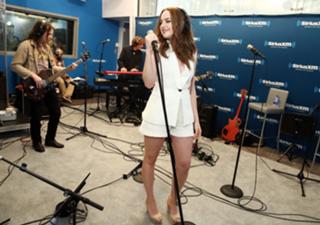 Elizabeth Gillies feet photo thumbnail