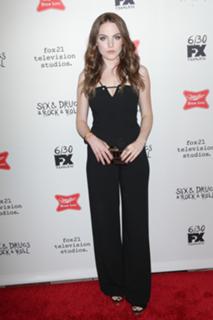 Elizabeth Gillies feet photo thumbnail