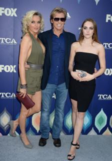 Elizabeth Gillies feet photo thumbnail