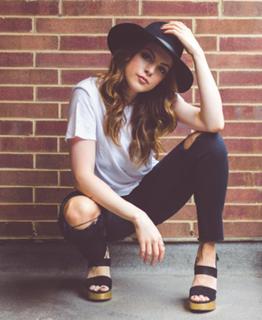 Elizabeth Gillies feet photo thumbnail