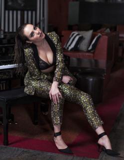 Elizabeth Gillies feet photo thumbnail