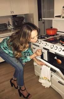 Elizabeth Gillies feet photo thumbnail