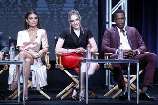 Elizabeth Gillies feet photo thumbnail