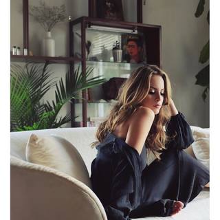 Elizabeth Gillies feet photo thumbnail