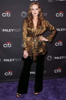 Elizabeth Gillies feet photo thumbnail