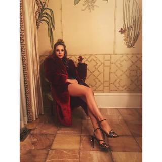 Elizabeth Gillies feet photo thumbnail