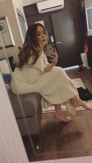 Elizabeth Gillies feet photo thumbnail